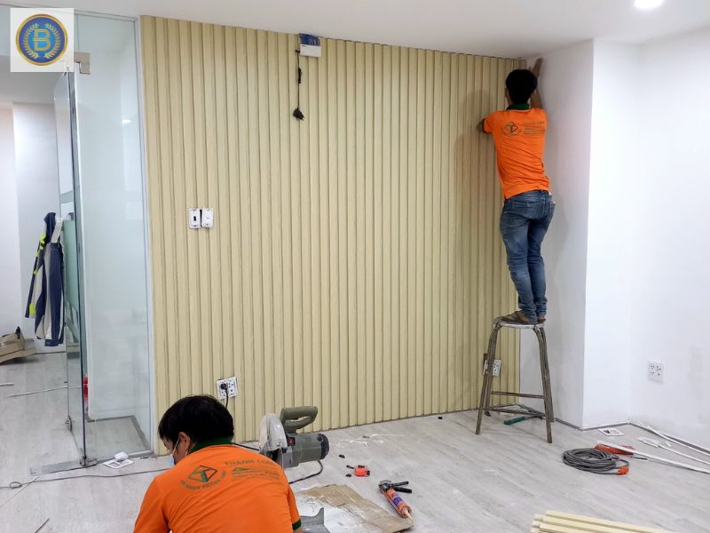 Thợ đang thi công Tấm ốp Lam Sóng cho khách ở Trảng Bom