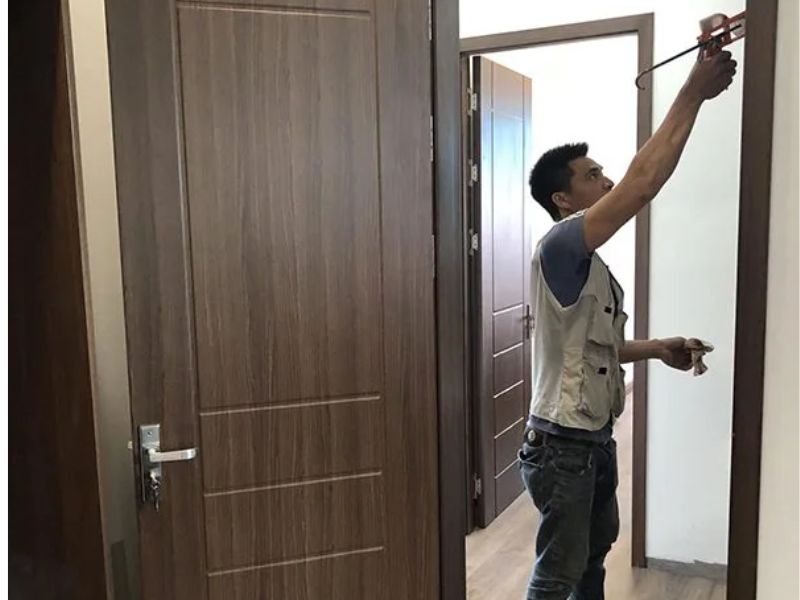 Thợ đang thi công cửa nhựa Composite cho khách hàng