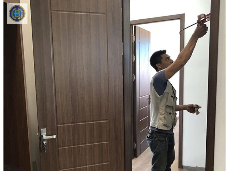 Thợ đang thi công lắp đặt Cửa Nhựa cho khách Thợ đang thi công lắp đặt Cửa Nhựa cho khách