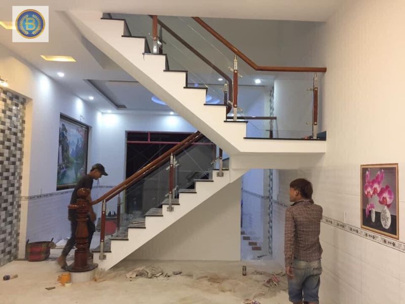 Thợ đang thi công Mặt bậc cầu thang cho khách Thợ đang thi công Mặt bậc cầu thang cho khách