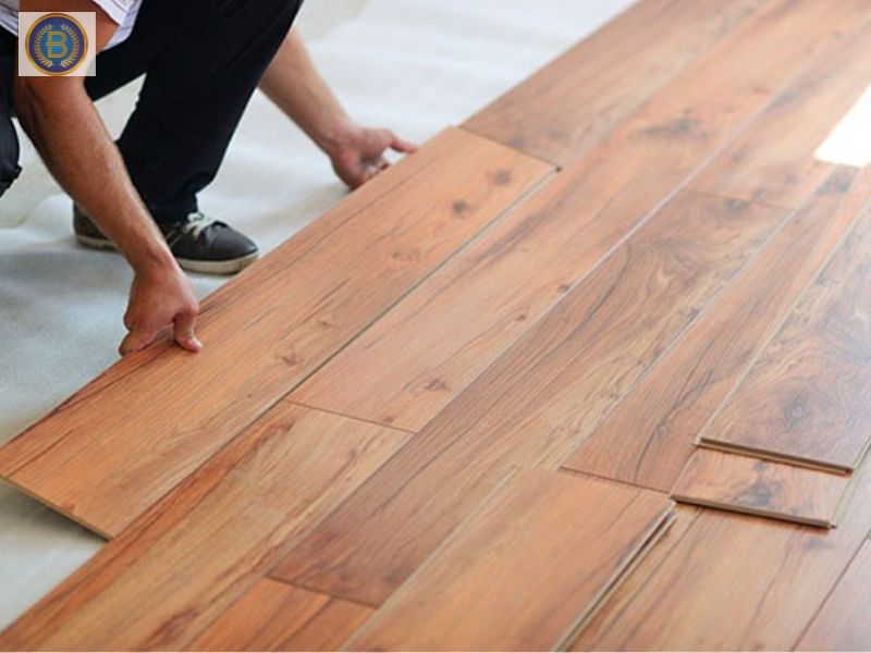 Thợ đang thi công Sàn Nhựa Hèm Khóa Thợ đang thi công Sàn Nhựa Hèm Khóa