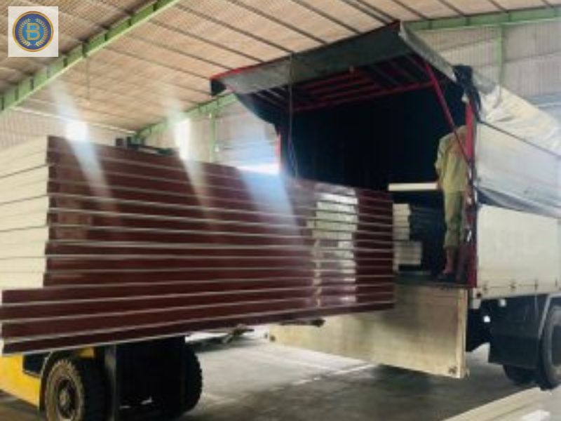 Giao tấm ốp Panel cho khách