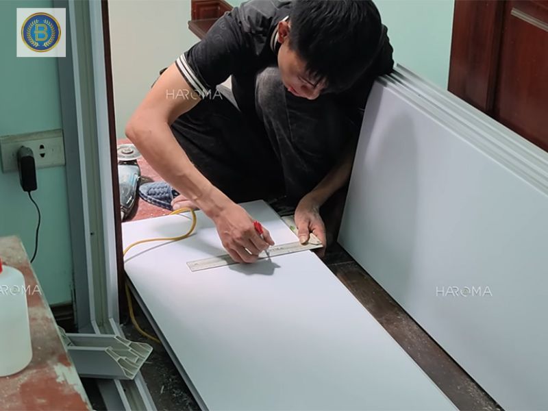 Thợ đang thi công vách ngăn phòng cho khách