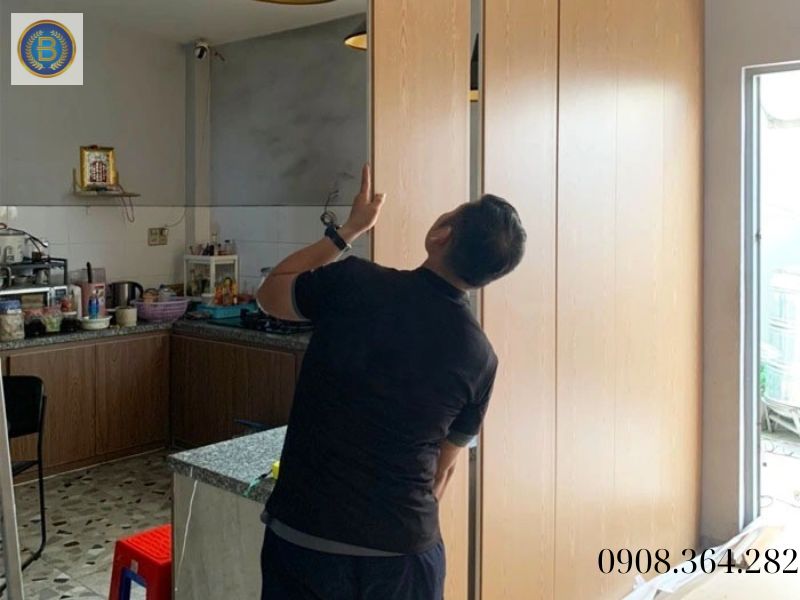 Thợ đang thi công Ngăn Phòng bếp cho Khách Thợ đang thi công Ngăn Phòng bếp cho Khách