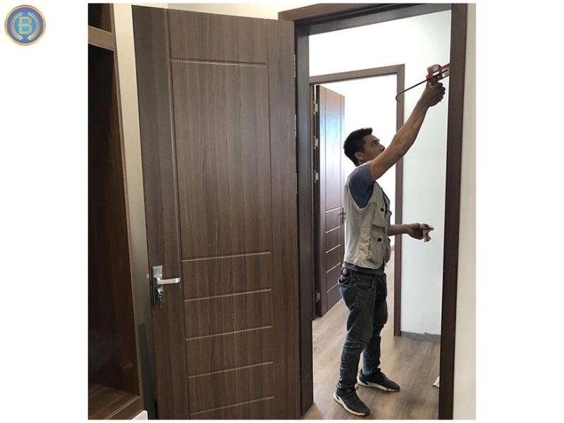 Thợ đang thi công lắp đặt Cửa Nhựa