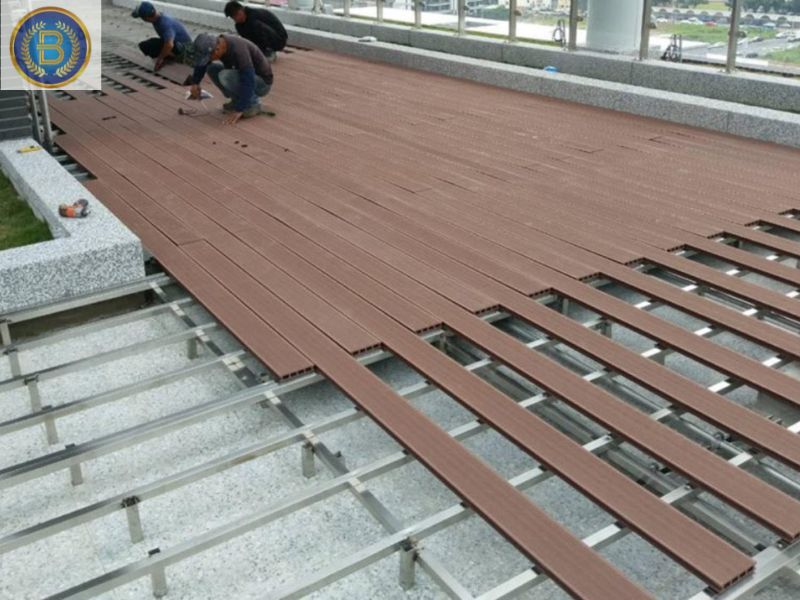 Thợ đang thi công Gỗ Nhựa ngoài trời làm sàn ban công