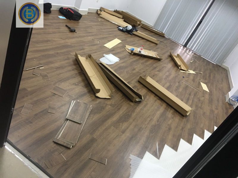 Thợ đang thi công thay mới Sàn Hèm Khóa cho khách tại Biên Hòa