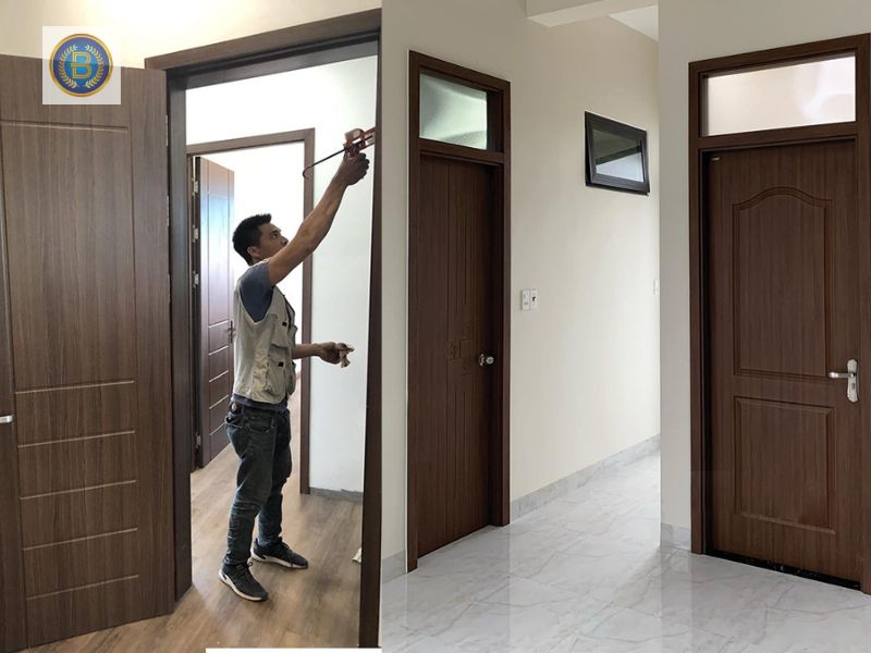 Thợ đang thi công lắp đặt 3 bộ cửa nhựa cho khách tại Biên Hòa