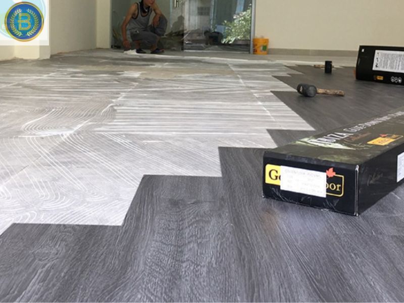 Thợ đang thi công lắp đạt Sàn nhựa keo sẵn cho khách tại Biên hòa Thợ đang thi công lắp đạt Sàn nhựa keo sẵn cho khách tại Biên hòa