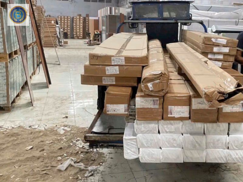 Xe xuất Hàng Vách Ngăn tại Kho Bình Nam Xe xuất Hàng Vách Ngăn tại Kho Bình Nam