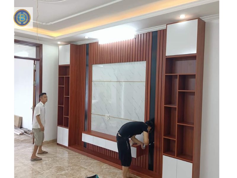 Thợ đang thi công vách Tivi cho khách