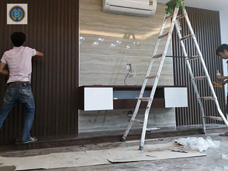 Thợ đang thi công Tấm Ốp chuyên nghiệp- với nhiều năm kinh nghiệm hành nghề Thợ đang thi công Tấm Ốp chuyên nghiệp- với nhiều năm kinh nghiệm hành nghề