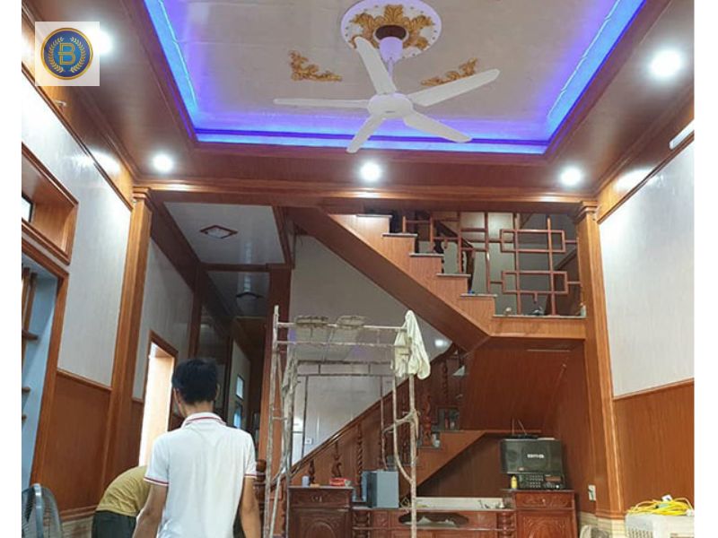 Thợ đang thi công Tấm ốp Nhựa cho khách