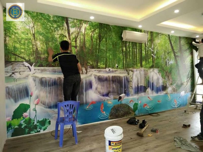 Thợ đang thi công Tranh Dán Tường cho khách Thợ đang thi công Tranh Dán Tường cho khách