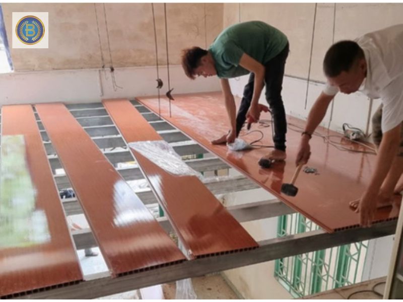 Thợ đang thi công Sàn Chịu Lực