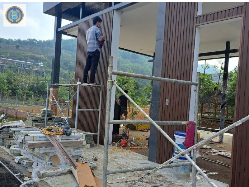 Thợ đang thi công tấm ốp ngoài trời cho khách tại Biên Hòa