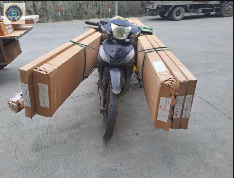 Xe giao hàng Tấm ốp cho khách lẻ