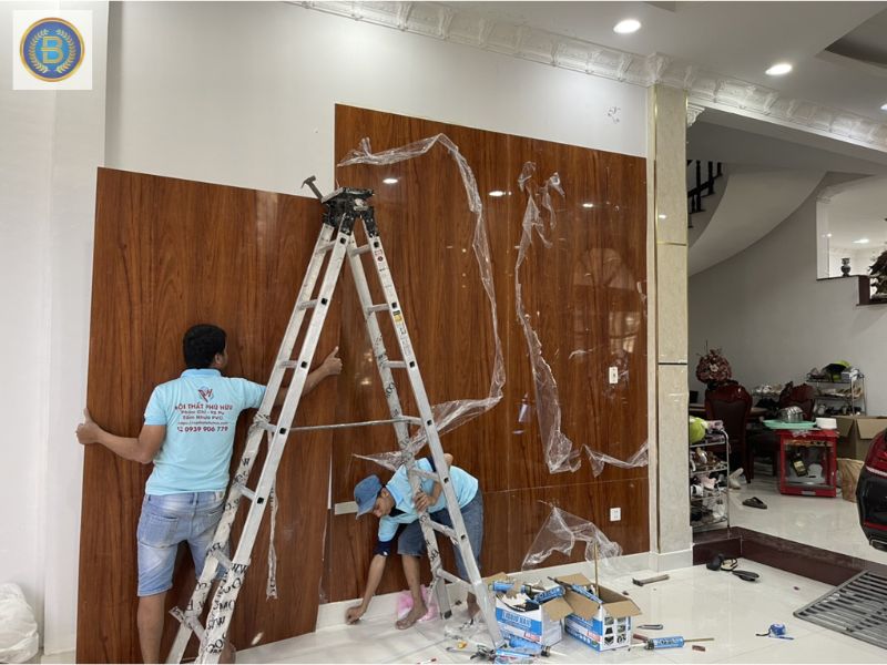 Thợ đang thi công Tấm ốp PVC