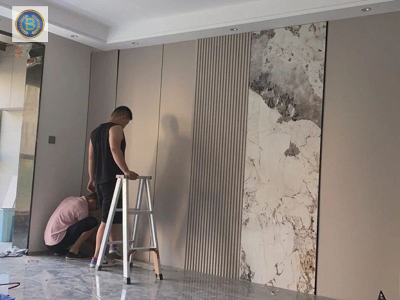 Thợ đang thi công tấm ốp cho khách Thợ đang thi công tấm ốp cho khách