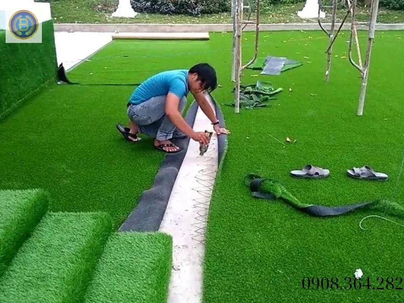 Thợ đang thi công Thảm Cỏ trải Sân Vườn