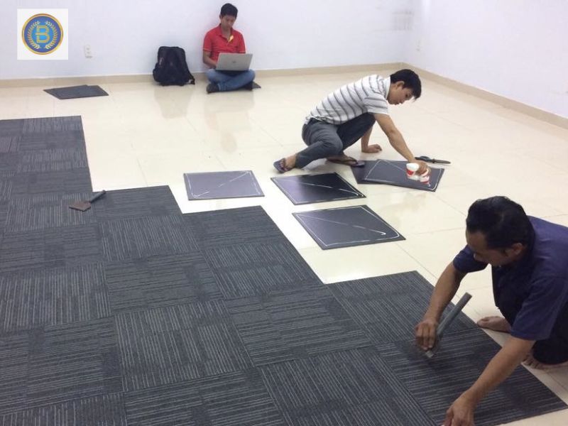 Thợ đang thi công thảm cho khách Thợ đang thi công thảm cho khách