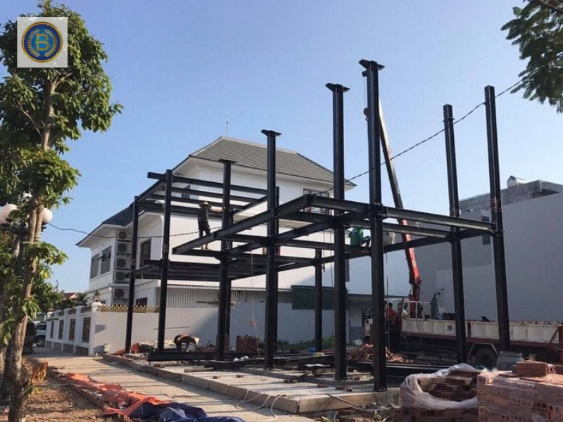 Thợ đang thi công hoàn thiện để bàn giao công trình Nhà Lắp Ghép cho khách