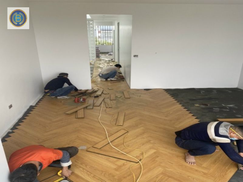 Thợ đang thi công Sàn Gỗ cho khách Thợ đang thi công Sàn Gỗ cho khách