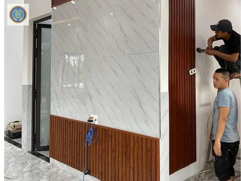 Thợ đang thi công tấm ốp tường cho khách tại Biên Hòa Thợ đang thi công tấm ốp tường cho khách tại Biên Hòa