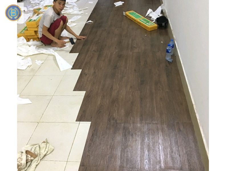 Thợ Thi Công Sàn Dán Keo Cho Khách tại Biên Hòa