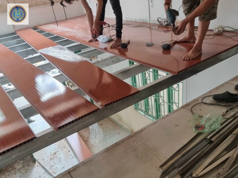  Thợ đang thi công Sàn Chịu Lực cho khách