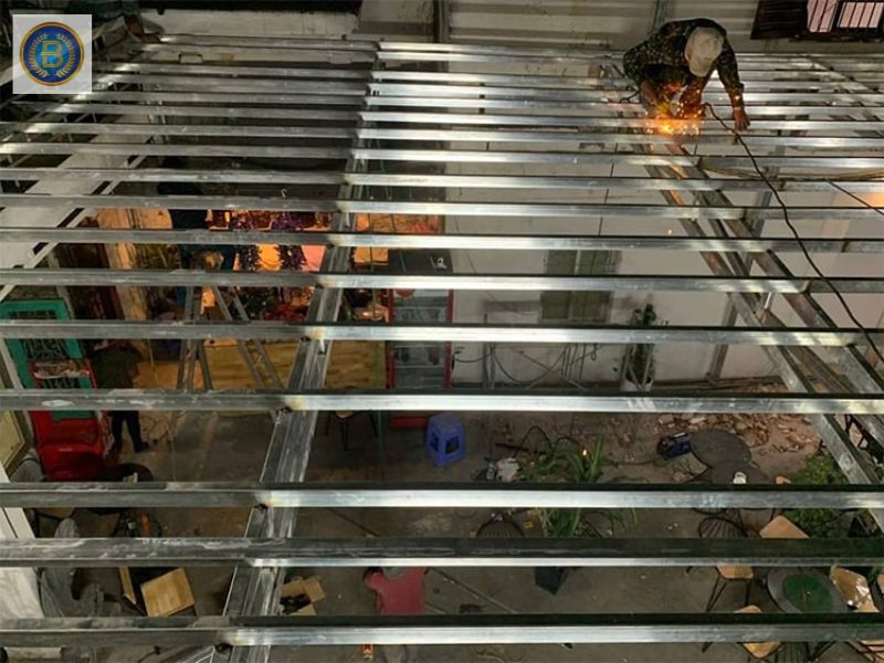 Khung xương đúng quy cách để đảm bảo độ bền cho Sàn Chịu Lực