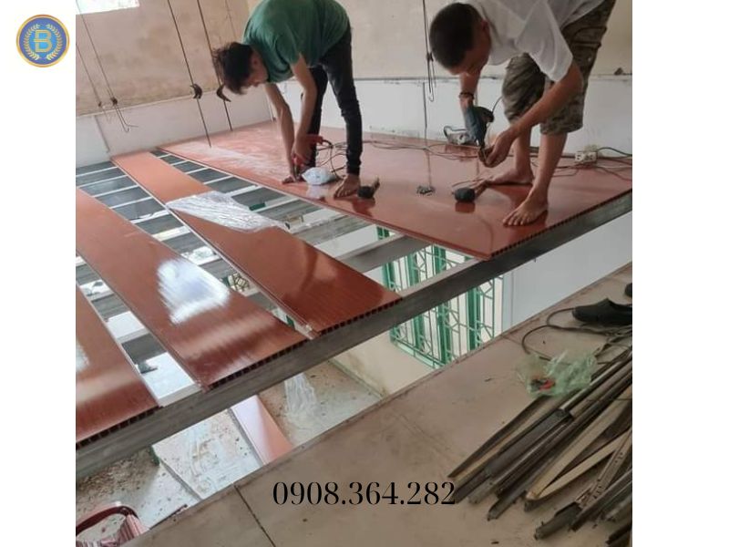 Thợ đang thi công Sàn Nhựa Chịu Lực làm gác xép cho khách tại Biên Hòa Thợ đang thi công Sàn Nhựa Chịu Lực làm gác xép cho khách tại Biên Hòa