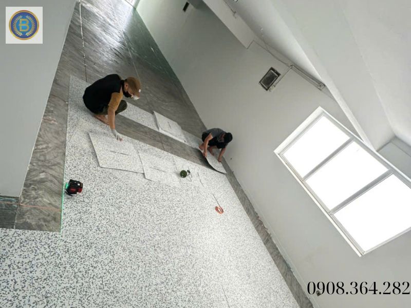 Thợ đang thi công Sàn Vinyl cho khách