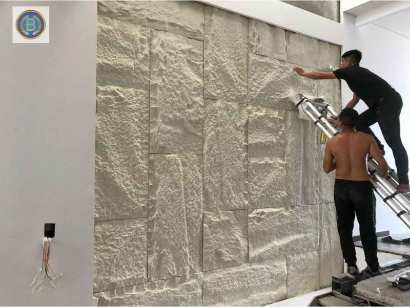 Thợ đang thi công ốp Tấm Ốp PU Thợ đang thi công ốp Tấm Ốp PU