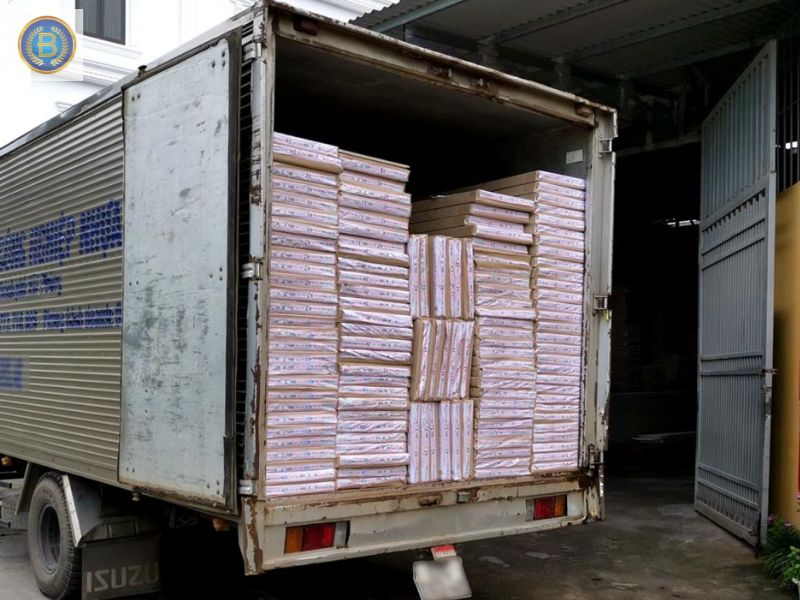 Giao tấm ốp cho khách ở Biên Hòa