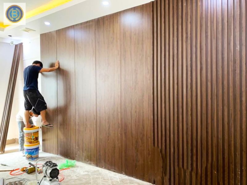 Thợ đang thi công tấm ốp cho chị khách ở Biên Hòa