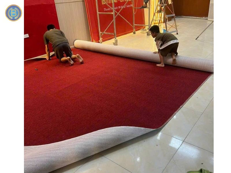Thợ đang thi công Thảm trải Sự Kiện