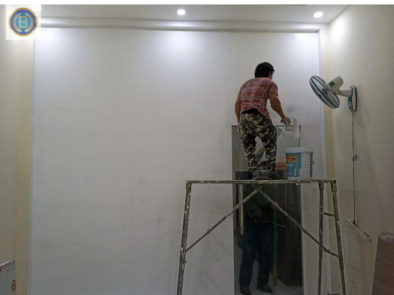 Thợ đang hoàn thiện Vách Ngăn phòng cho khách tại Biên Hòa