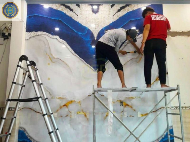 Thợ đang thi công gắn Tranh Tráng Gương cho khách